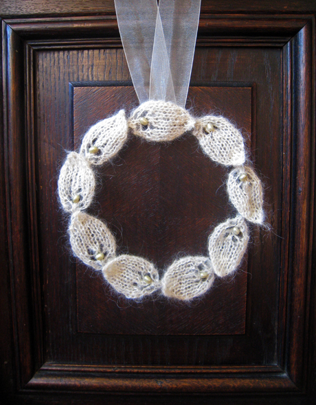 knitted_wreath_leaves