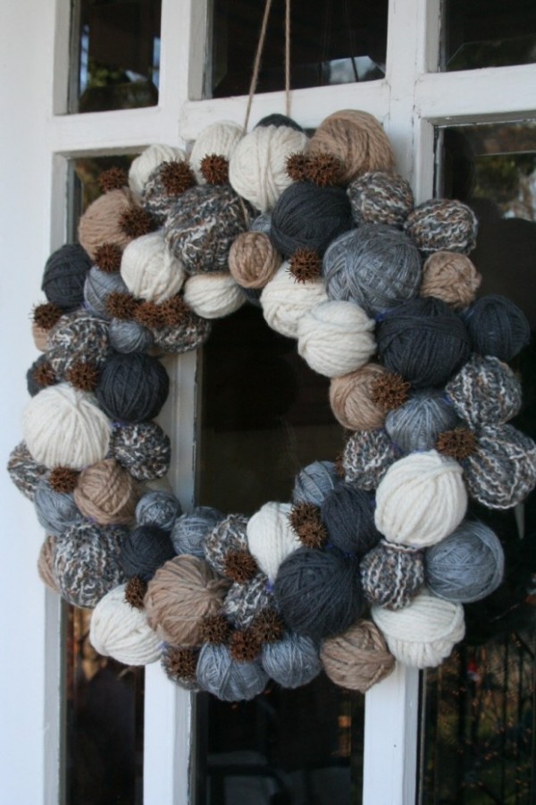 yarn ball wreath dark