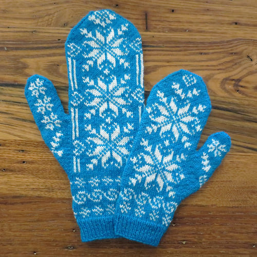 Knit mittens inspired by Frozen (in mother and child sizes).