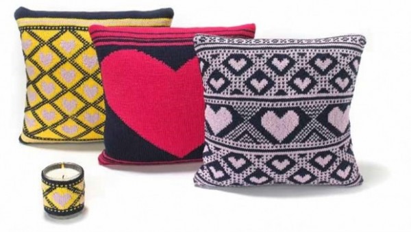 Get these sweet heart pillow patterns free from Love Knitting.