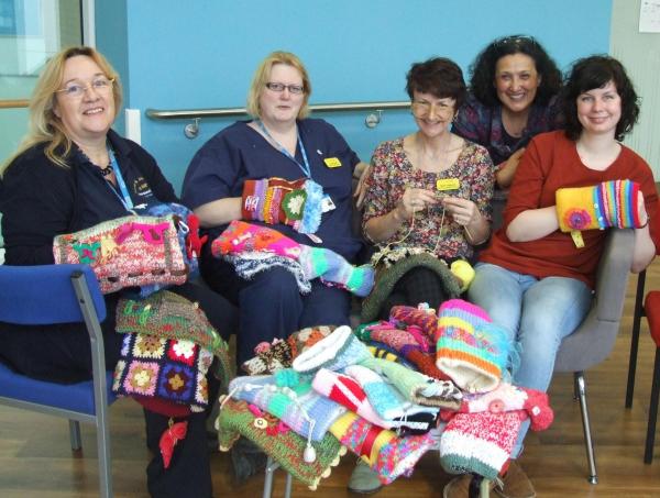 knit twiddelmuffs for dementia patients