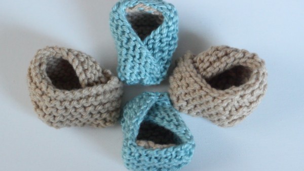 knit these super sweet and easy fortune cookie booties