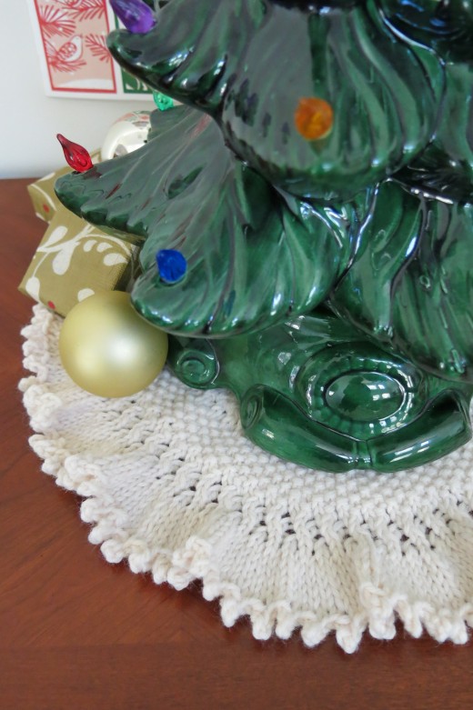 knit a tree skirt for a tabletop tree