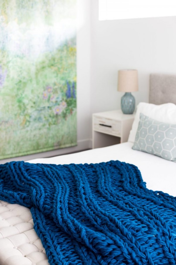 Chunky ribbed arm knit blanket