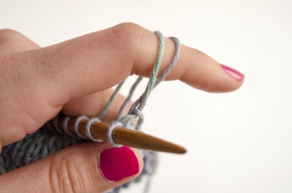 How to carry the non-working yarn and make a chained edge when you knit stripes.