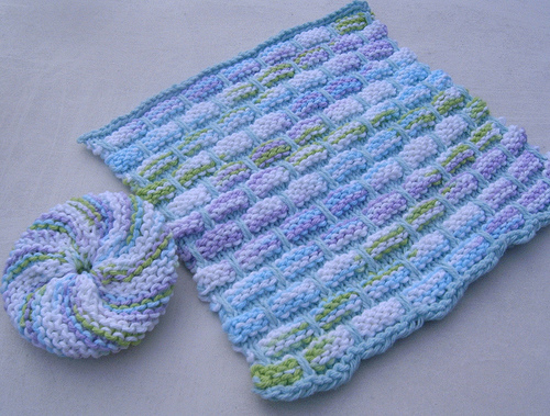 Knitted flower washcloth - Canadian Living