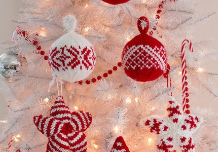 Knit some cute ball and star ornaments for the tree