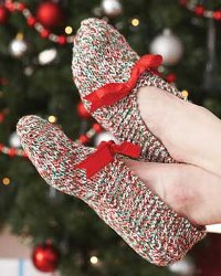 Knit these simple slippers for a gift or for youself.