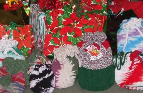 Knit gift bags to make Christmas a little greener.