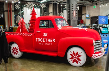 Check out this awesome yarnbombed truck at the San Fransisco Old Navy flagship.