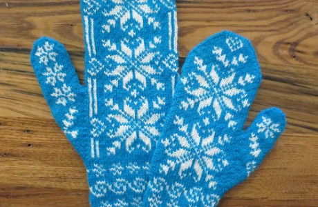Knit mittens inspired by Frozen (in mother and child sizes).