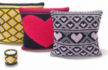 Get these sweet heart pillow patterns free from Love Knitting.