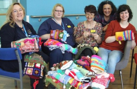 knit twiddelmuffs for dementia patients