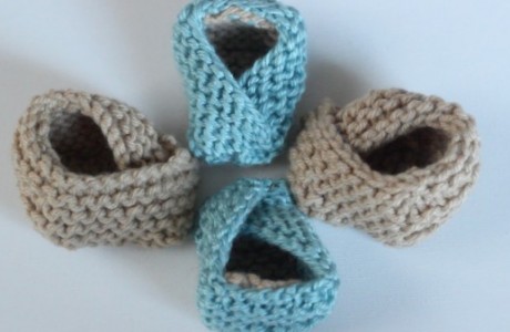 knit these super sweet and easy fortune cookie booties