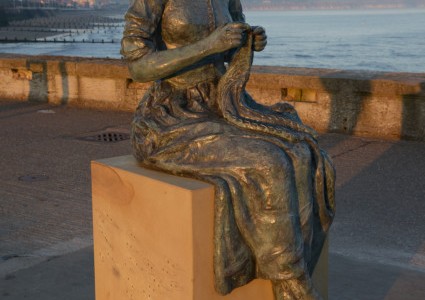 gansey girl statue