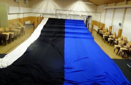 Knit Estonian flag will be the world's largest.