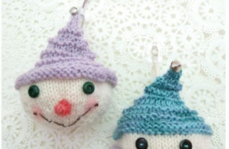 Easy knit snowman ornaments.