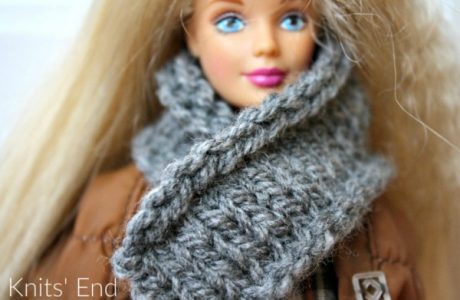 Knit a simple scarf for a fashion doll.
