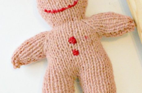 Hand knit a gingerbread man -- super easy pattern!