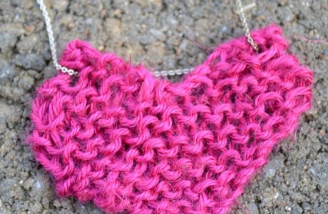 How to knit a heart pendant for Valentine's Day.