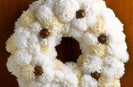diy pom-pom wreath and ways to make pompoms.