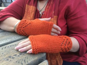 lace fingerless gloves knitting pattern